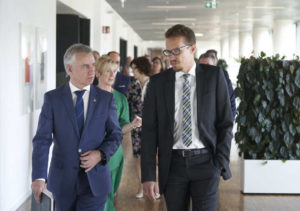 Lehendakari Urkullu con Mathias Geisen CEO de Mercedes-Benz Vans