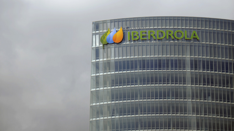 This image has an empty alt attribute; its file name is 220712-torre-iberdrola.jpg
